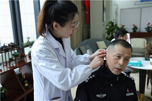 耳穴压豆.jpg