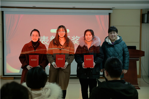 优秀学员颁奖.jpg 优秀学员颁奖.jpg